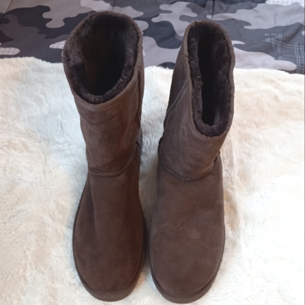 Ugg boots men's size 16 chocolate in color